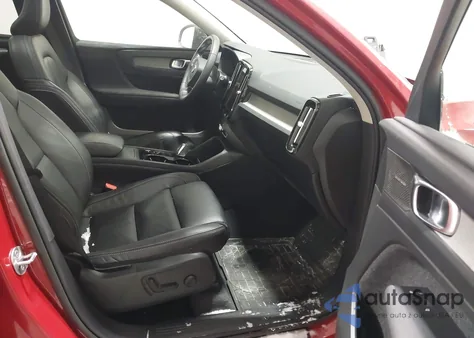 2023 Volvo Xc40 B5 Plus Dark Theme z USA, uszkodzony, nr VIN YV4L12UW4P2943637